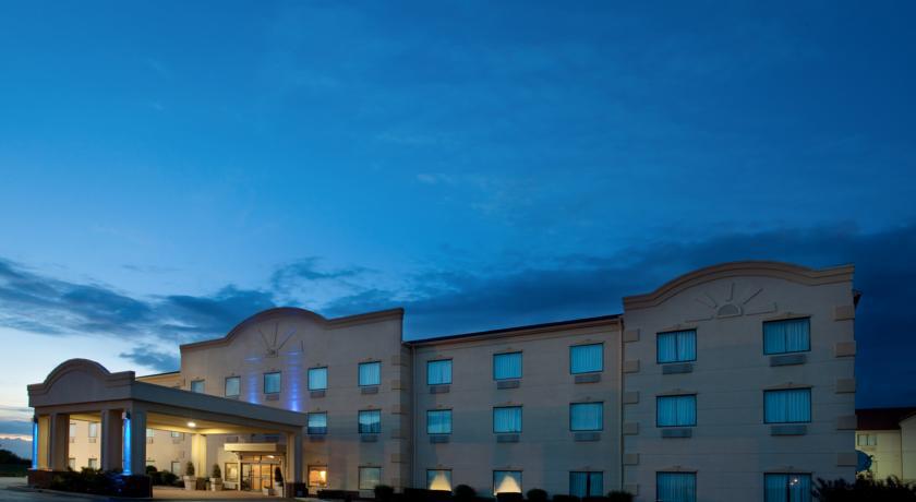 La Quinta & Suits By Wyndham Pontoon Il 3*