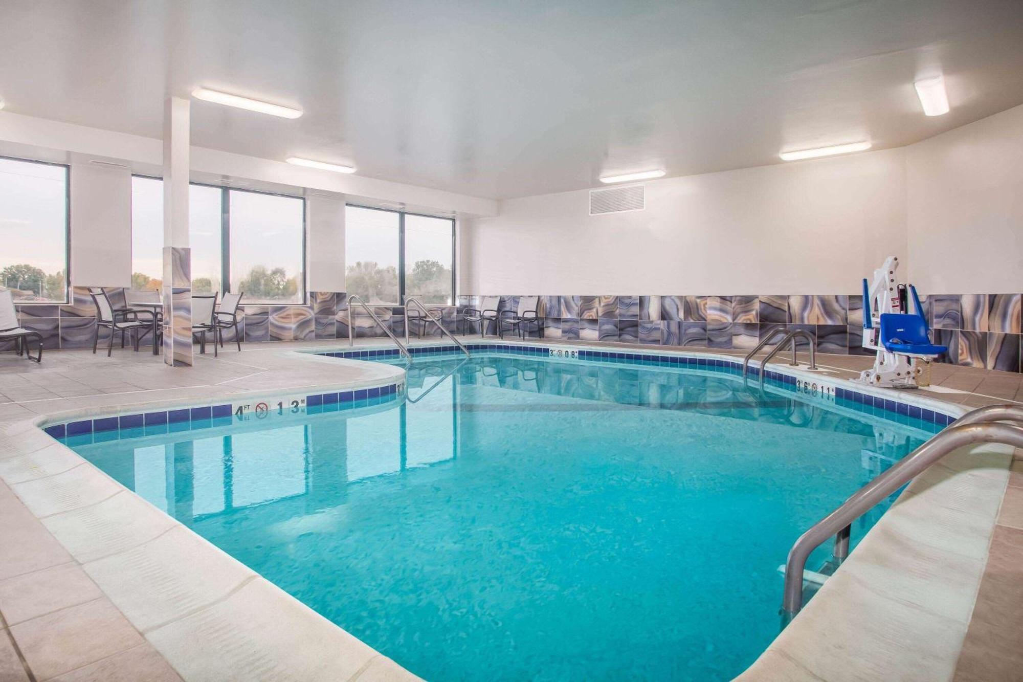 La Quinta & Suits By Wyndham Pontoon Il Hotel 3*