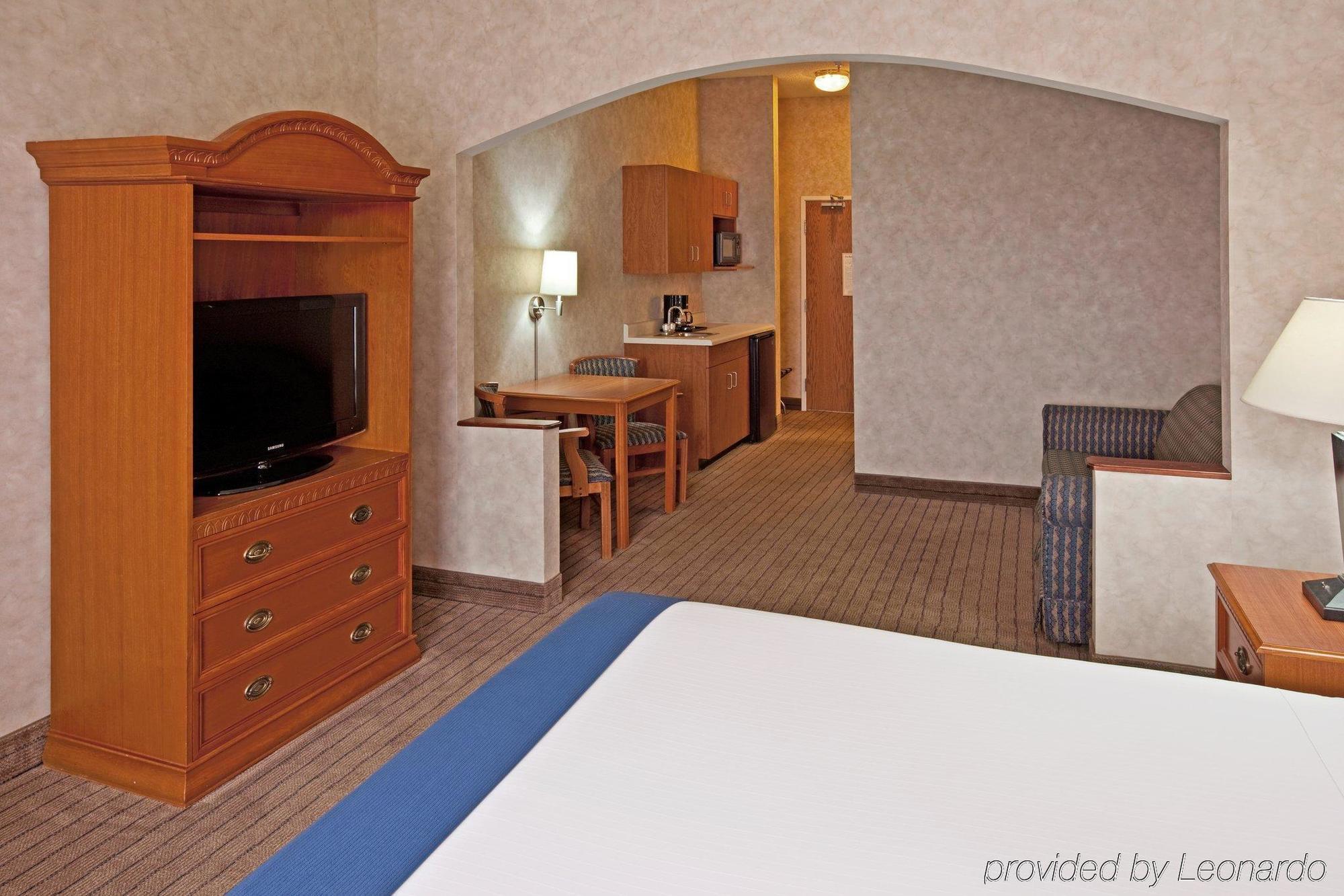 La Quinta & Suits By Wyndham Pontoon Il Hotel