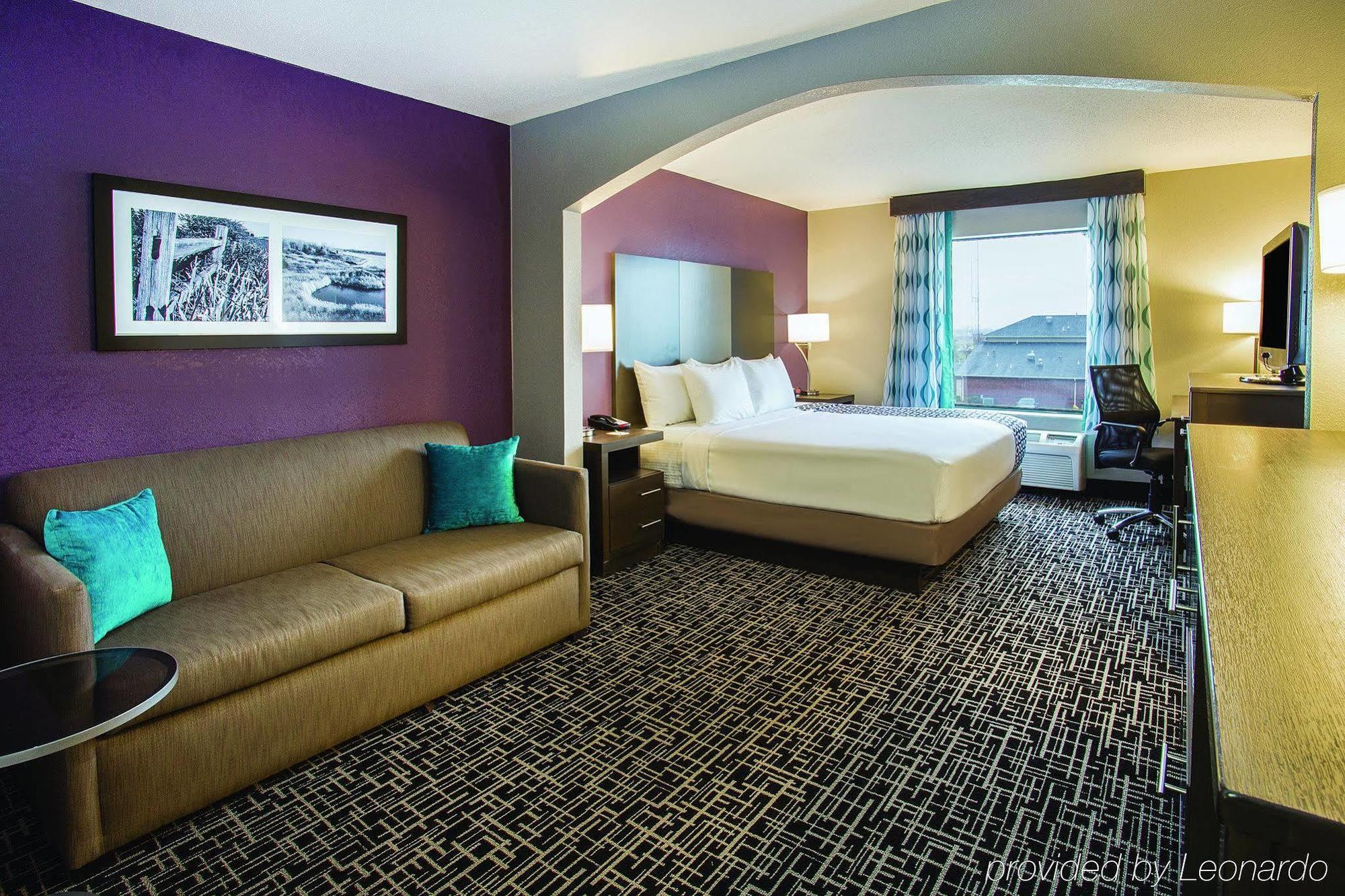 La Quinta & Suits By Wyndham Pontoon Il Hotel