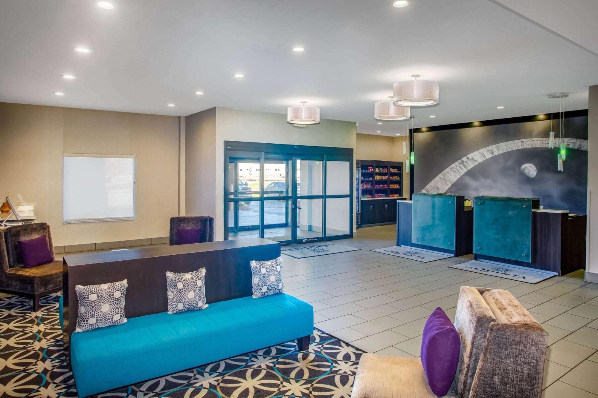 La Quinta & Suits By Wyndham Pontoon Il Hotel