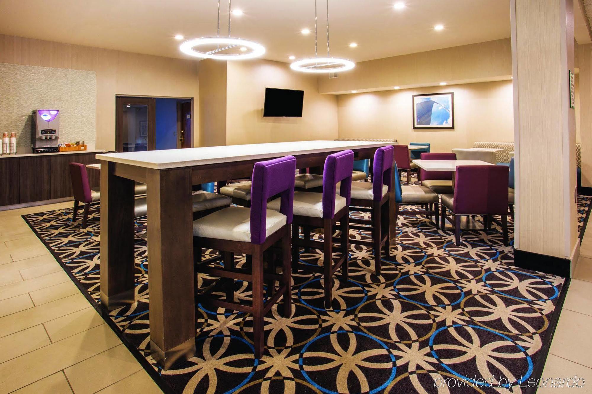 Hotel La Quinta & Suits By Wyndham Pontoon Il